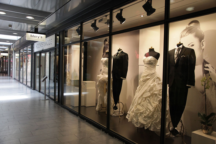 Aussenansicht des Schaufensters unserer Mery's Couture Filiale in Bern