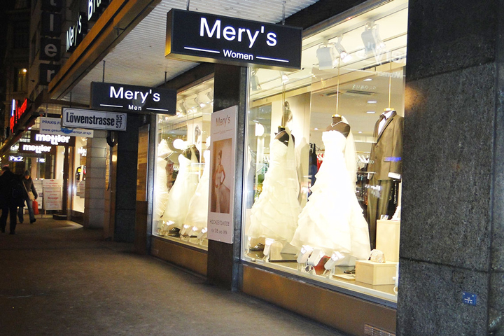 Aussenansicht des Schaufensters unserer Mery's Couture Filiale in Zürich